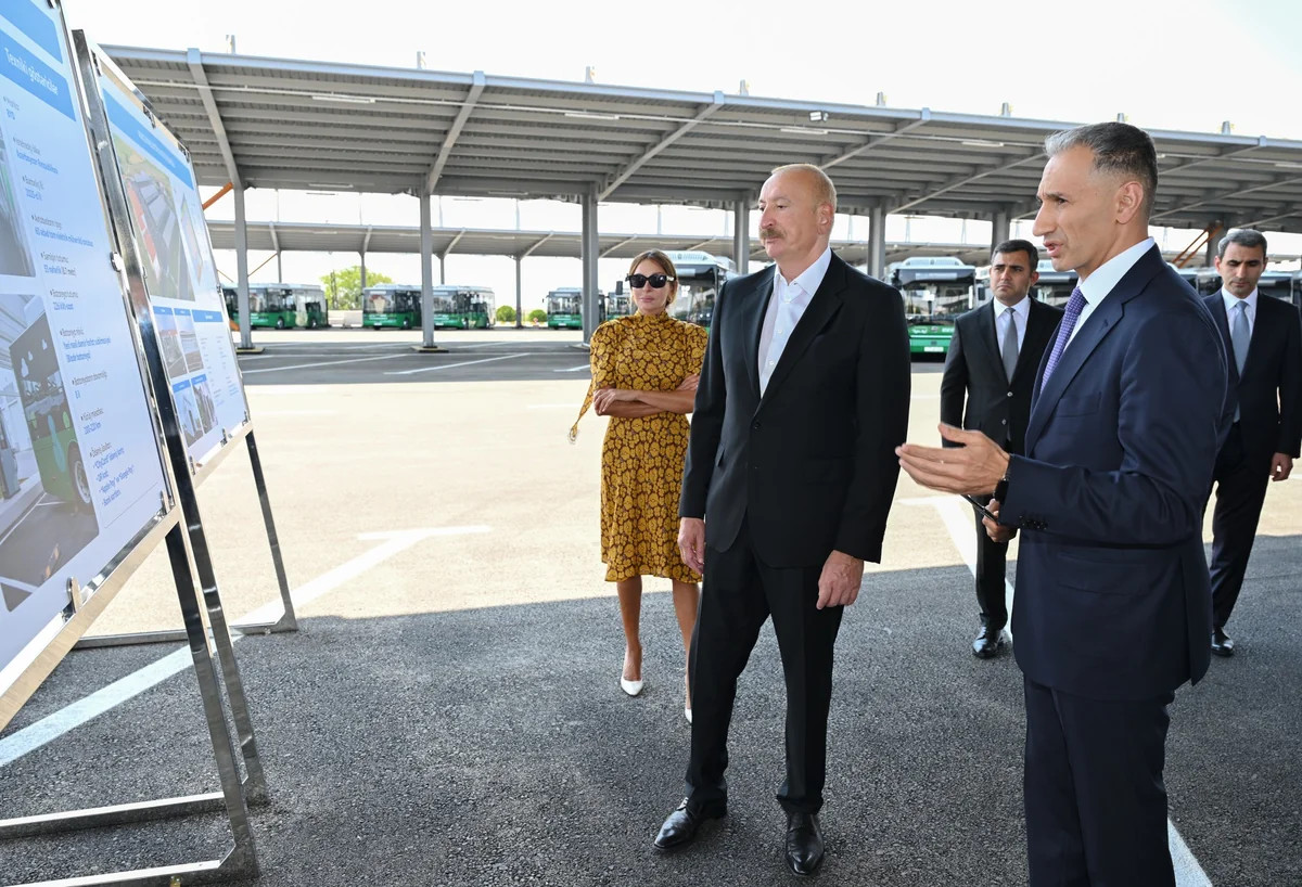Prezident Naxçıvanda yeni avtobuslara baxıb, dəmir yolu infrastrukturunda yenidənqurma işləri ilə tanış olub