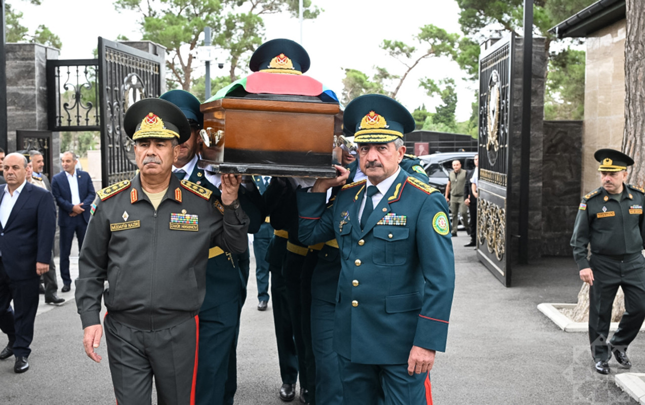Generallar onun tabutunu daşıdılar  — DƏFNDƏN FOTOLAR