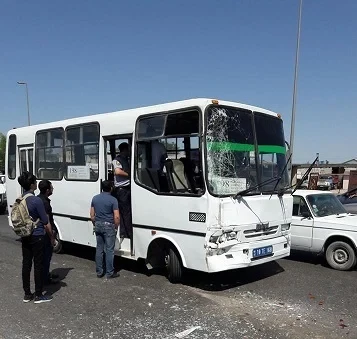 \"Sədərək\" marşrutunda insident: avtobus sıxışdırıldı, güzgüsü sındırıldı - GÖRÜNTÜ