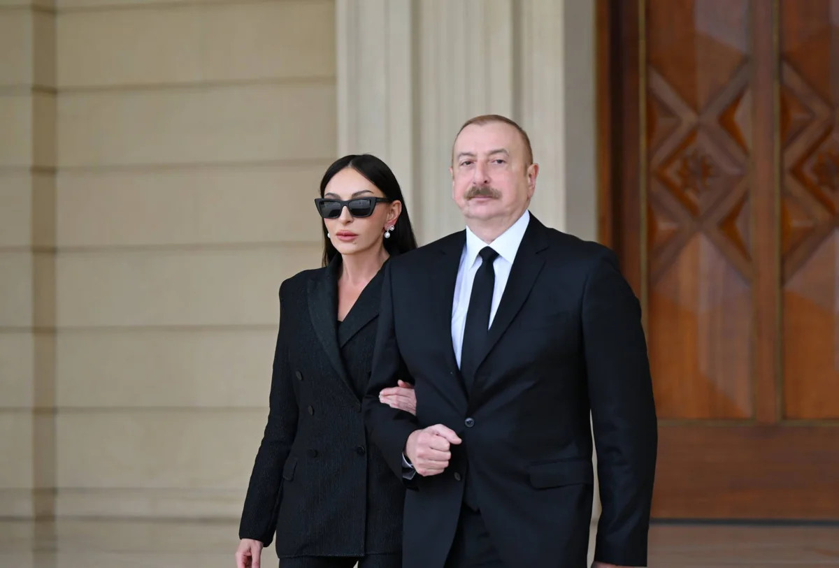 Azərbaycan Prezidenti və birinci xanım Daşkənddə Ümummilli Liderin barelyefi önünə gül dəstələri qoyublar