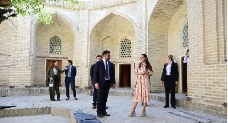 Leyla Əliyeva ilk Buxara Biennalesinin əsərləri ilə tanış olub - FOTO
