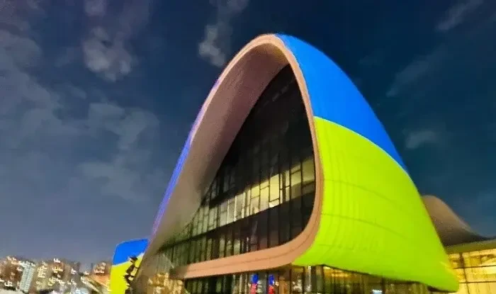 Heydər Əliyev Mərkəzi Ukrayna bayrağının rəngləri ilə işıqlandırıldı&nbsp;