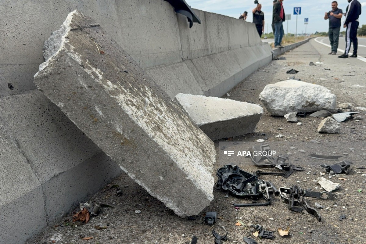 Bakı–Qazax yolunda maşın beton səddə çırpılıb, xəsarət alan var - FOTO&nbsp;