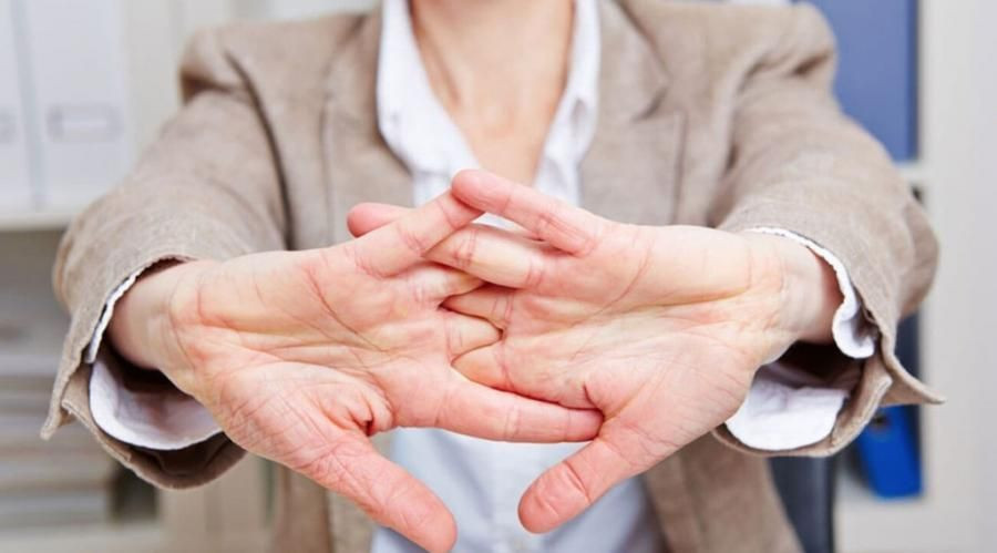 Barmaqları xırçıldatmağın zərərləri varmı? -Araşdırmanın nəticəsi