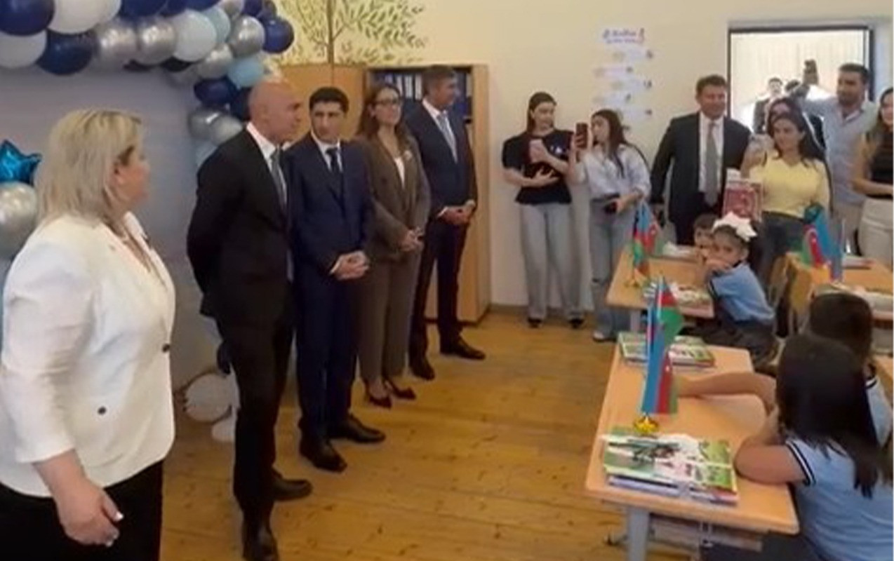 Nazir sinfə girdi, birincilərin reaksiyası belə oldu - Video&nbsp;