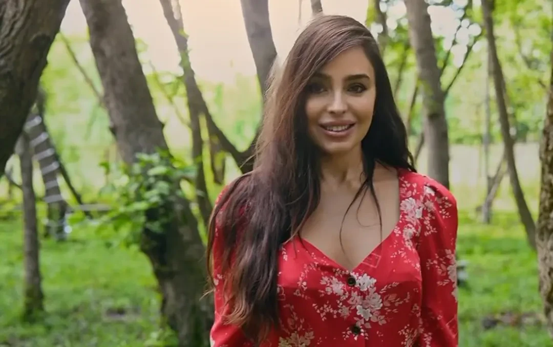 Leyla Əliyeva Nüsrət Kəsəmənlinin məşhur şeirini oxudu - Video