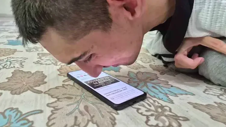 Telefonu burnu ilə idarə edən gənc - FOTOLAR