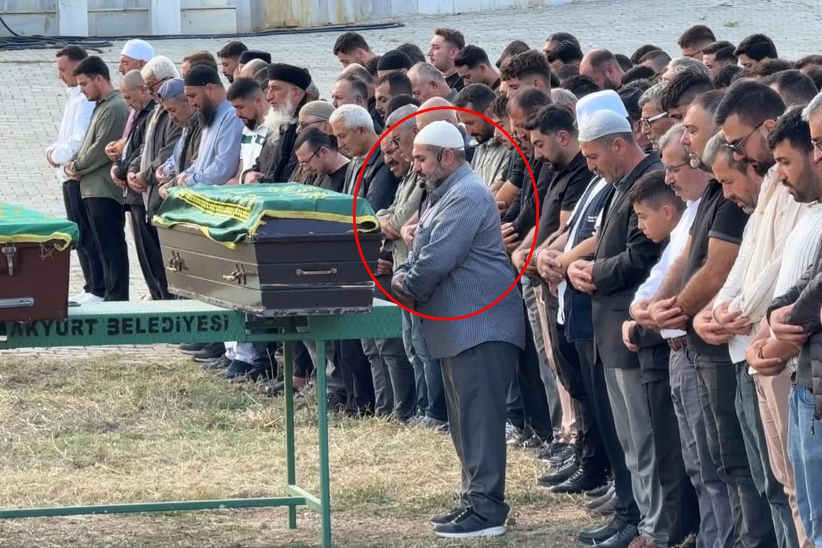 Ata iki oğlunun cənazə namazını qıldı