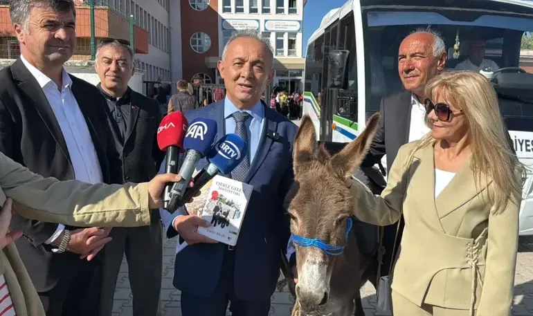 Eşşəklə kitab payladı