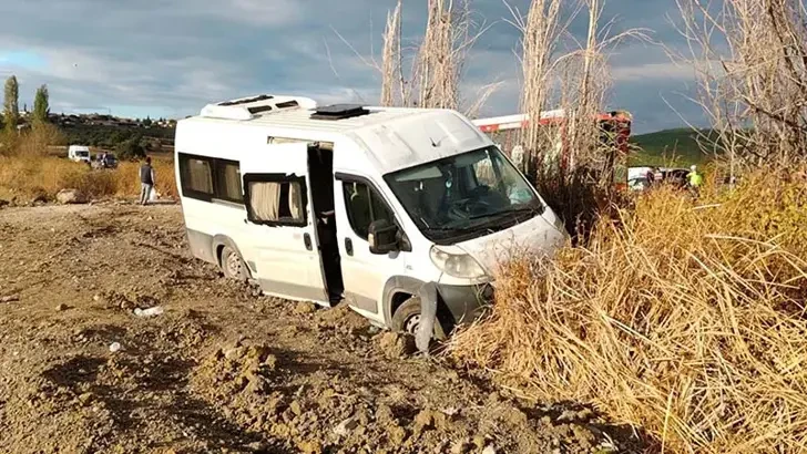 İşçiləri daşıyan avtobus dərəyə aşdı -Türkiyədə ağır qəza