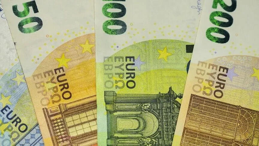 Avro dollara qarşı son 3 ayın ən aşağı səviyyəsinə düşüb
