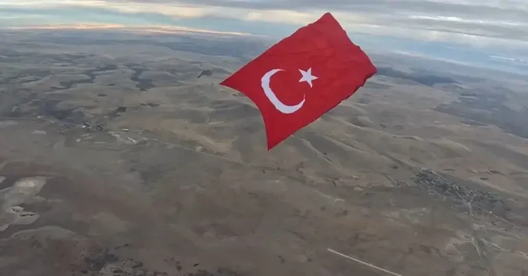 Türk əsgərləri 3000 kvadrat metrlik yüksəklikdə&nbsp; Türkiyə bayrağını açdılar