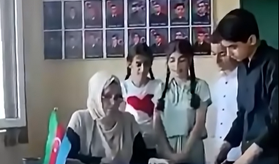 Hicablı müəllim dərs zamanı şagirdlərə nə dinlətdirib?  —  VİDEO