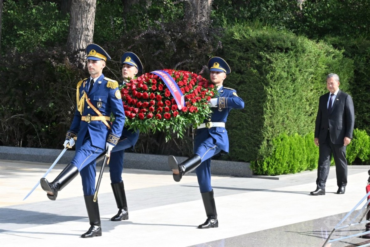 Kambocanın Baş naziri Ümummilli Lider Heydər Əliyevin məzarını ziyarət edib 