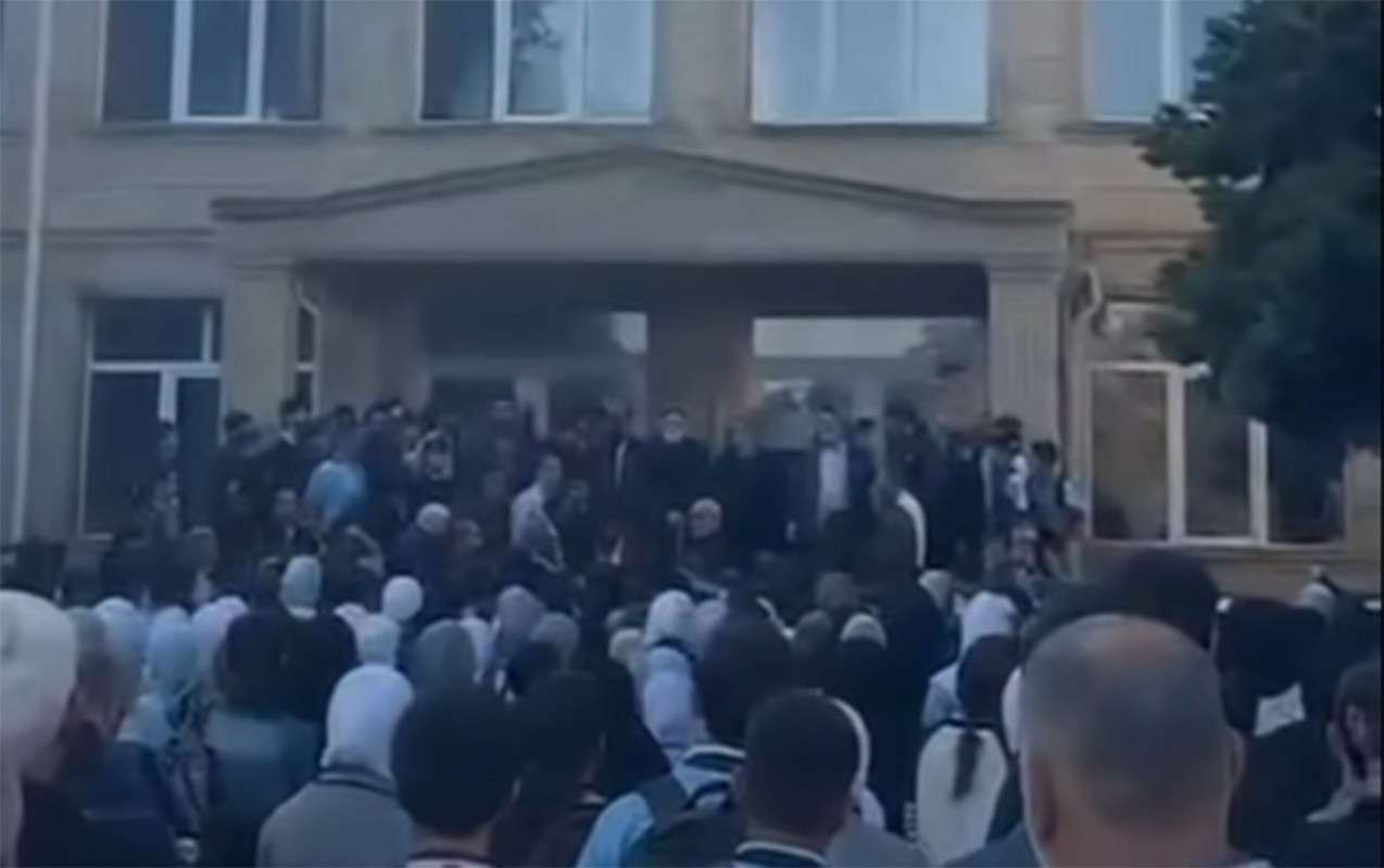 Nardaranda məktəb qarşısında təxribat: Təhsil yox, İran təbliğatı - VİDEO  