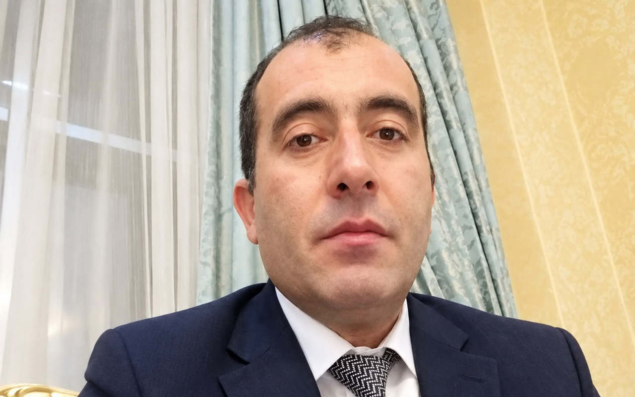 Restoranda pul alarkən tutulmuşdu - Məmura hökm oxundu&nbsp;