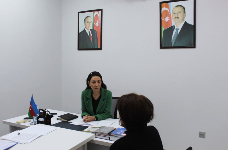 Ombudsman Səbinə Əliyeva vətəndaşları dinləyib