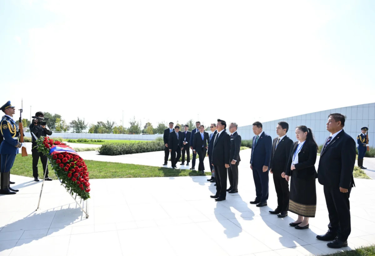 Laos Prezidenti Zəfər parkını ziyarət edib 