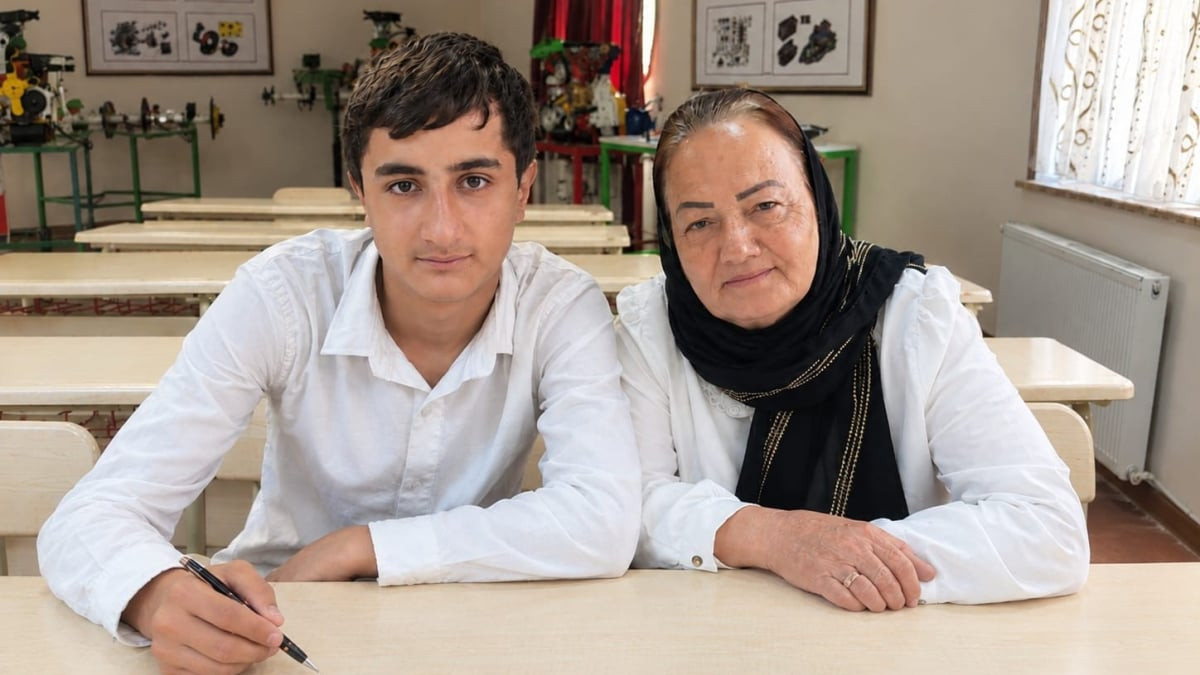 63 yaşlı nənə 16 yaşlı nəvəsi ilə eyni məktəbdə oxuyur