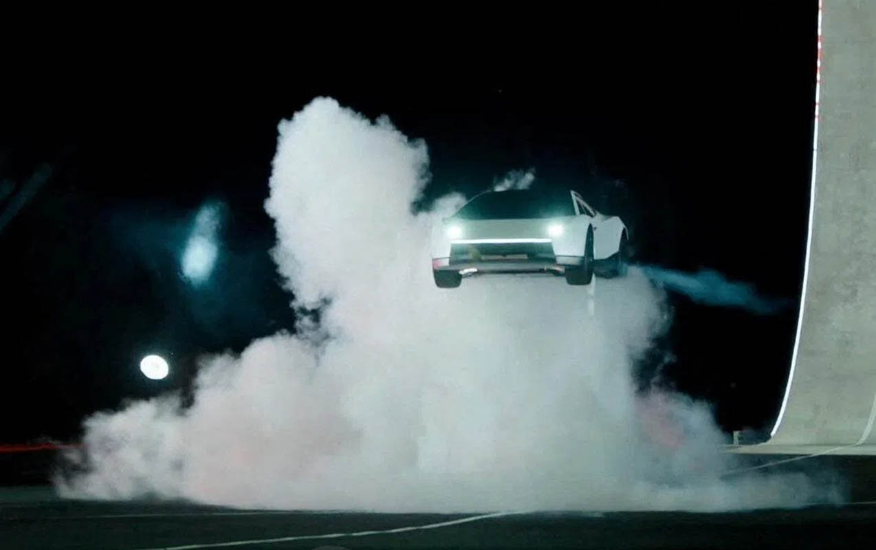 “Tesla” uça bilən avtomobilini təqdim etdi - Video