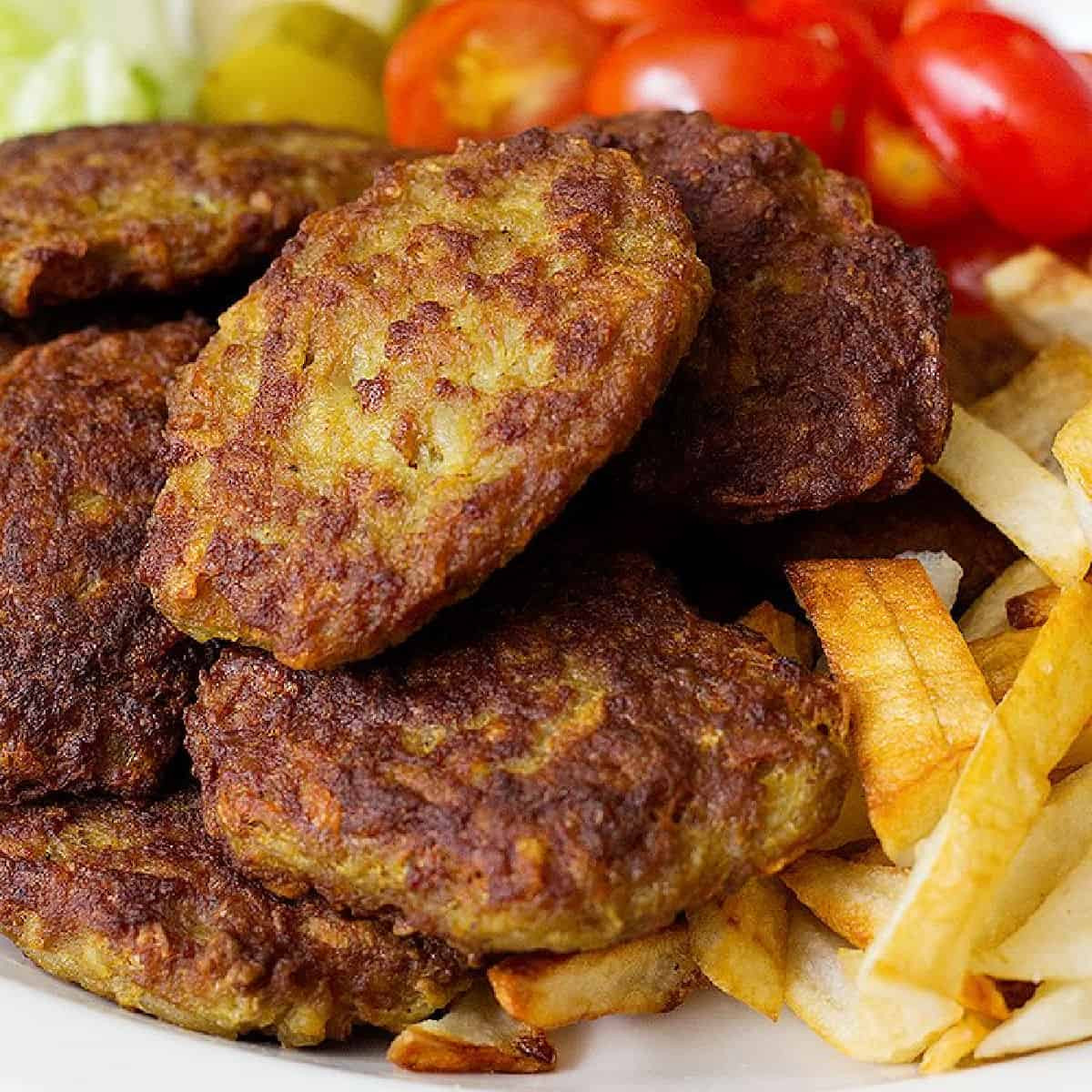 Kotletin içərisinə çörək əvəzinə bu iki ərzağı əlavə edin – Daha yumşaq və şirəli olur