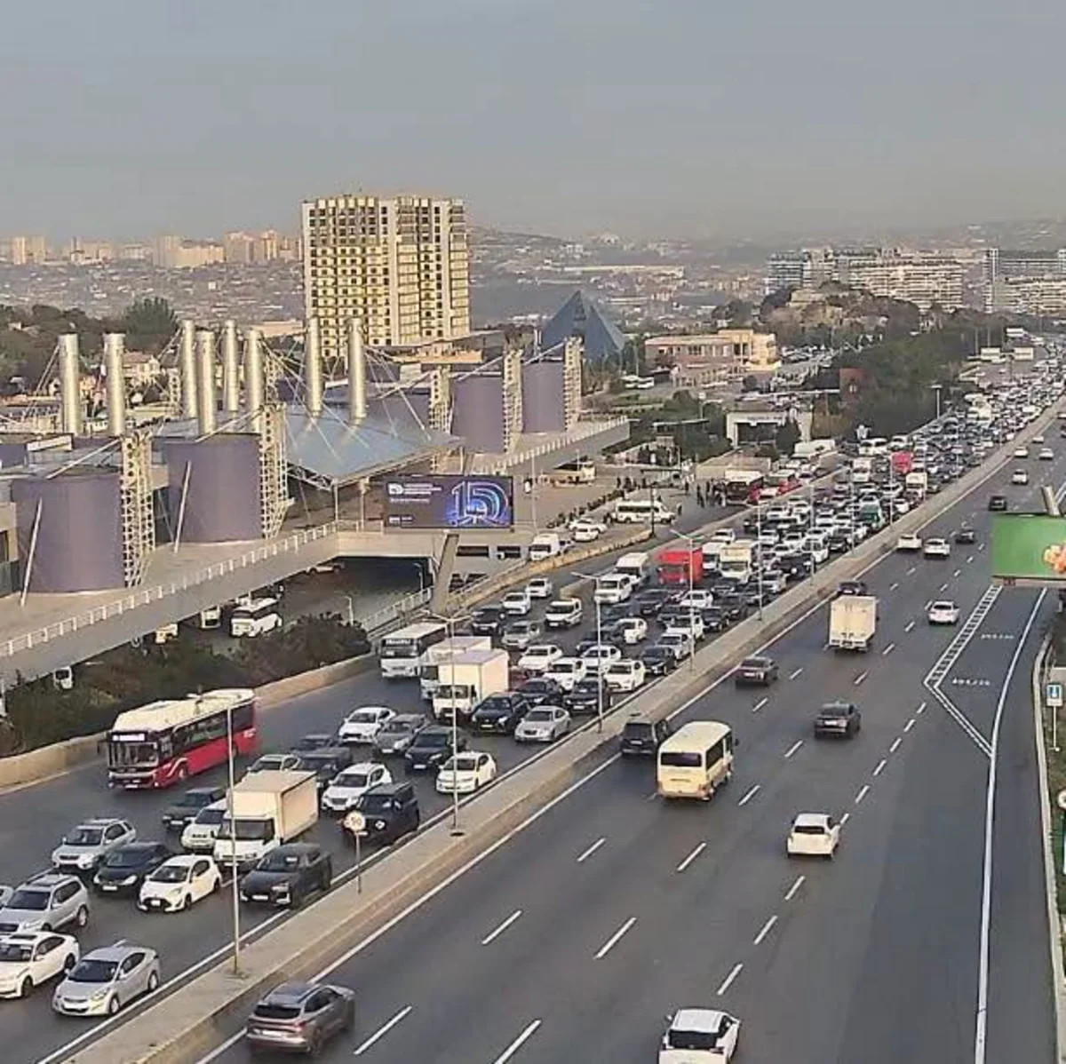 Bakının bir sıra yollarında nəqliyyatın sıxlığı yaranıb