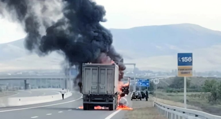 Qazaxda TIR yandı