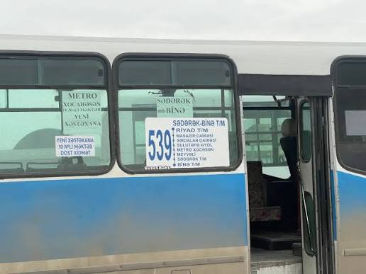 Avtobus sürücüsü siqaret çəkdi,narazılıq yarandı -FOTO