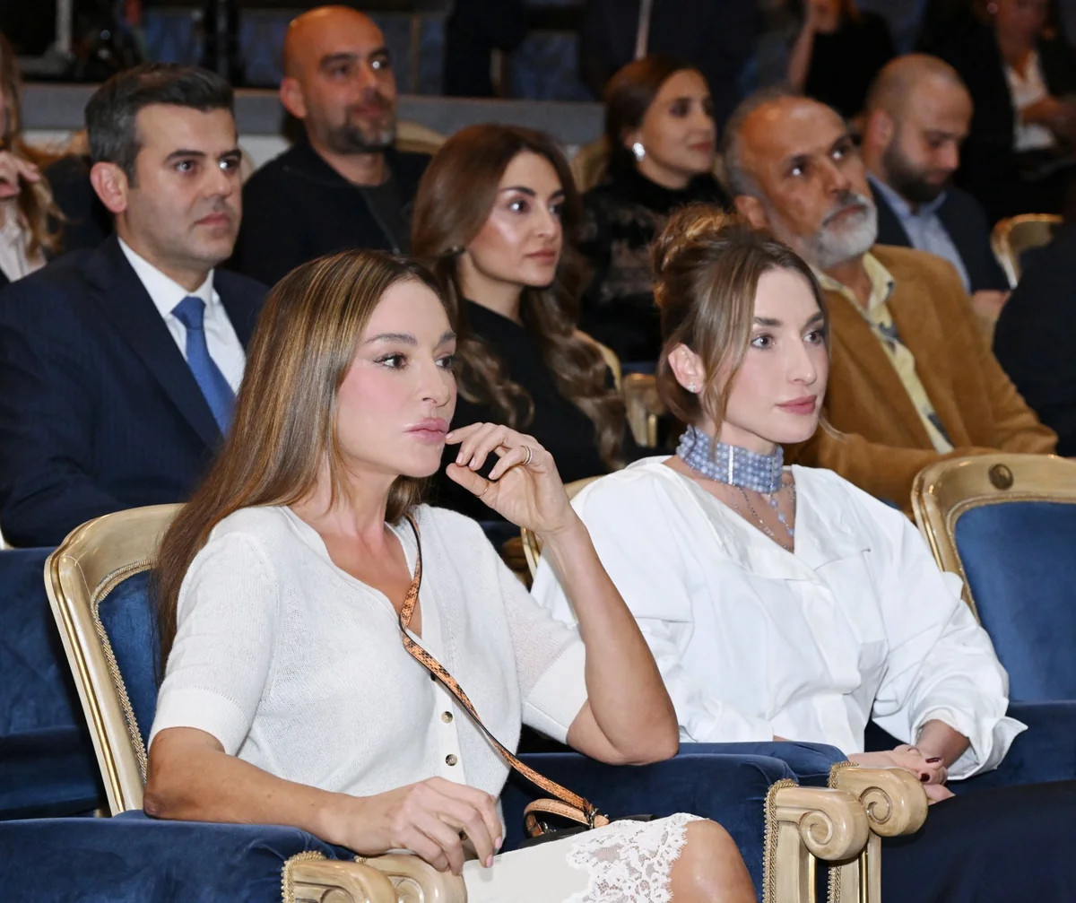 Mehriban Əliyeva \"Qağayı\" tamaşasının təqdimatında iştirak edib