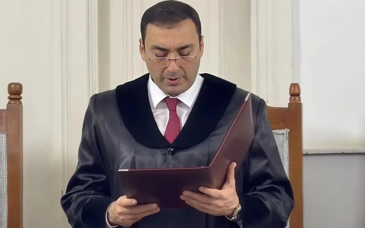 Ölkədən qaçan gömrük məmuru ilk məhkəmədən ev dustaqlığına buraxıldı&nbsp;