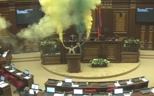 Erməni parlamentində fişəngli etiraz - Deputatlar Sarkisyana qarşı çıxdı (VİDEO)