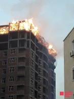 Bakıda tikilməkdə olan yaşayış binası yanır .