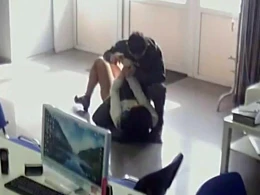 Kişi satıcı qadını zorlamaq istəyərkən kameraya düşdü - VİDEO