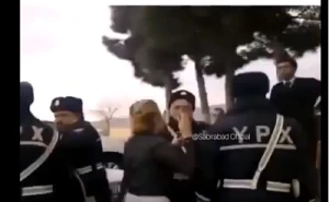 Rəqsanənin yol polisləri ilə əlbəyaxa davasının görüntüsü: "Sənin ananın..."
