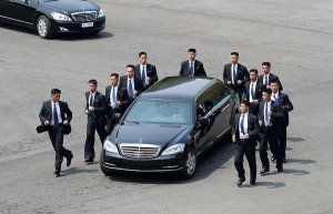 Kim Çeni müşayiət edən 12 cangüdən