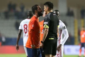 Arda Turan hakimi vurdu və qovuldu -