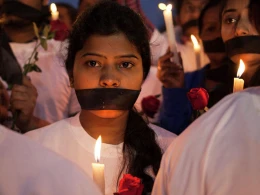 Hindistanda 17 yaşlı qızı zorlayıb, yandırdılar