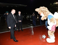 İlham Əliyev hava limanında futbol oynadı - FOTOLAR