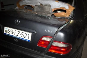 Sumqayıt yolunda dəhşətli qəza: avtomobil arakəsmə dəmirə çırpıldı, ölən və yaralanan var - FOTO