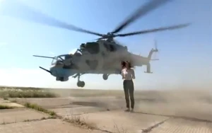 Ordu günü şok olay: Vertolyot qızın üstündən uçdu +