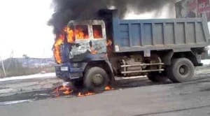 Ot yüklü “KaMAZ” elektrik xəttinə ilişərək yanıb