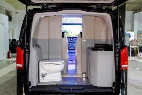 Azərbaycanlı oliqarxlar içərisində unitaz olan avtomobili Bakıya gətirdi - FOTOLAR