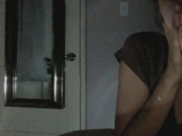 Kamerada uşaqlarının cinsiyyət orqanlarını göstərən çılpaq qadın tutuldu - FOTO