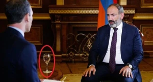 Paşinyan rəsmi görüşdə biabır oldu - Stolun üzərinə içki qoyuldu +FOTO