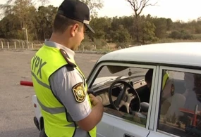 Bakıda reyd - Polis turistlə ingiliscə danışdı - VİDEO