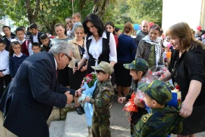 İcra başçısı məktəblilərə gül verdi - FOTO