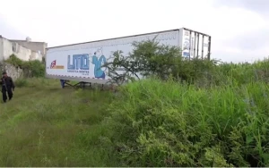 İçərisində 300 cəsəd olan iki yük maşını tapıldı