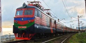 Elektrovoz relsdən çıxdı: Bakıya gələn qatarlar gecikir, sərnişinlərin halı pisləşib