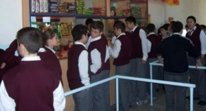 Bakı məktəbində faciəli ölüm - Çörək yeyən uşaq boğuldu