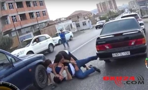 Gənc oğlanlar küçənin ortasında davaya çıxdı - VİDEO
